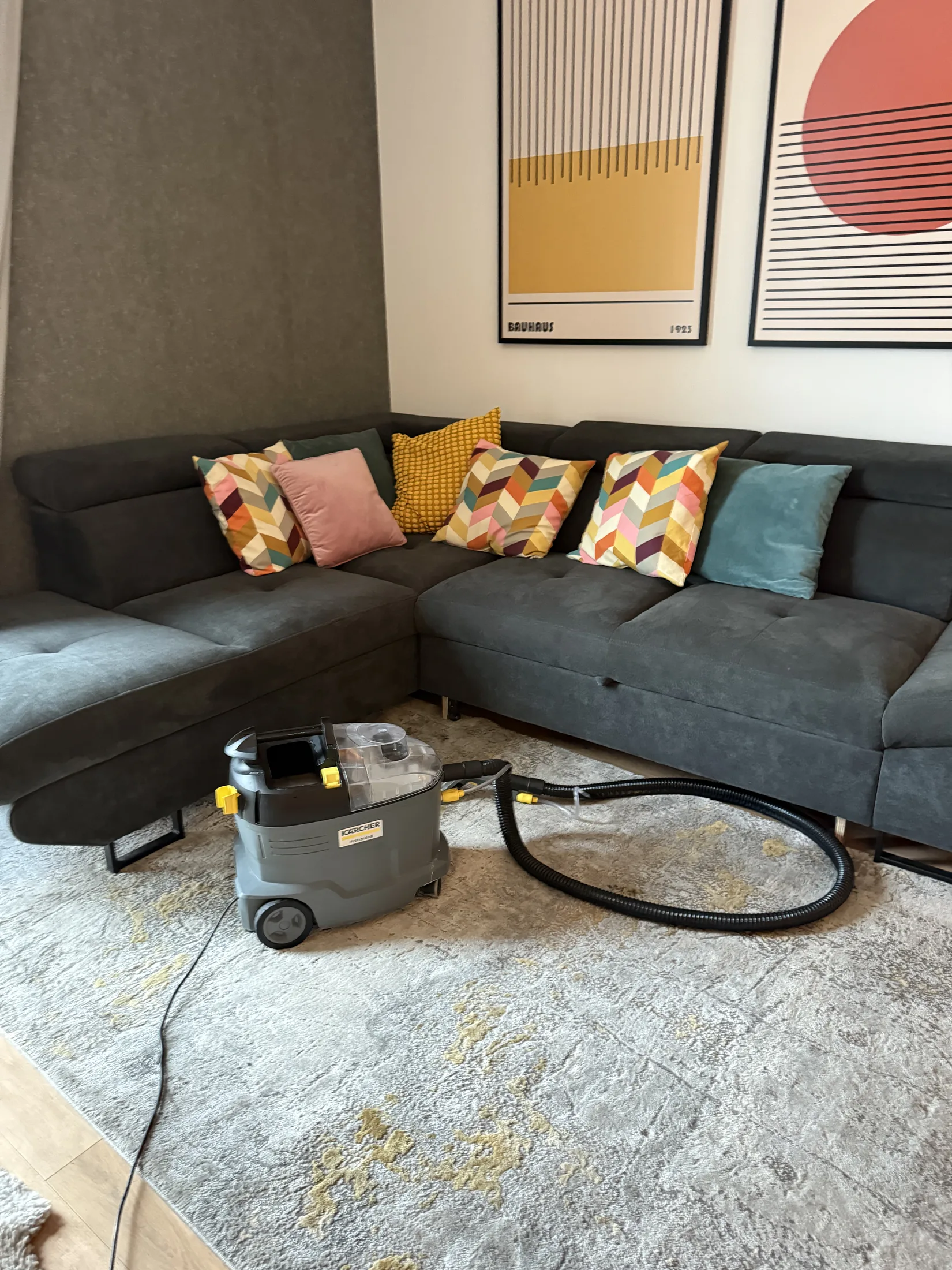 Dubinsko čišćenje kauča – uklanjanje mrlja i nečistoća