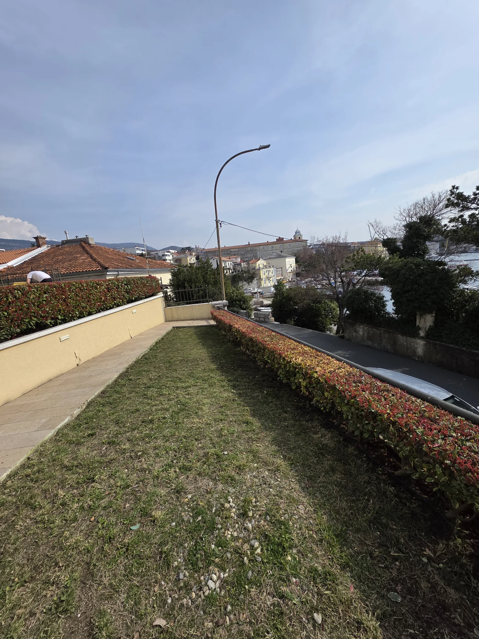 Košnja trave u privatnom dvorištu – uredan i ravnomjerno pokošen travnjak