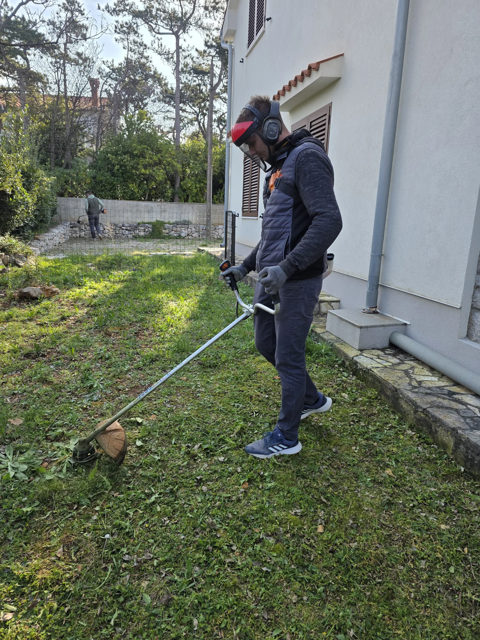 Profesionalna košnja travnjaka oko obiteljske kuće