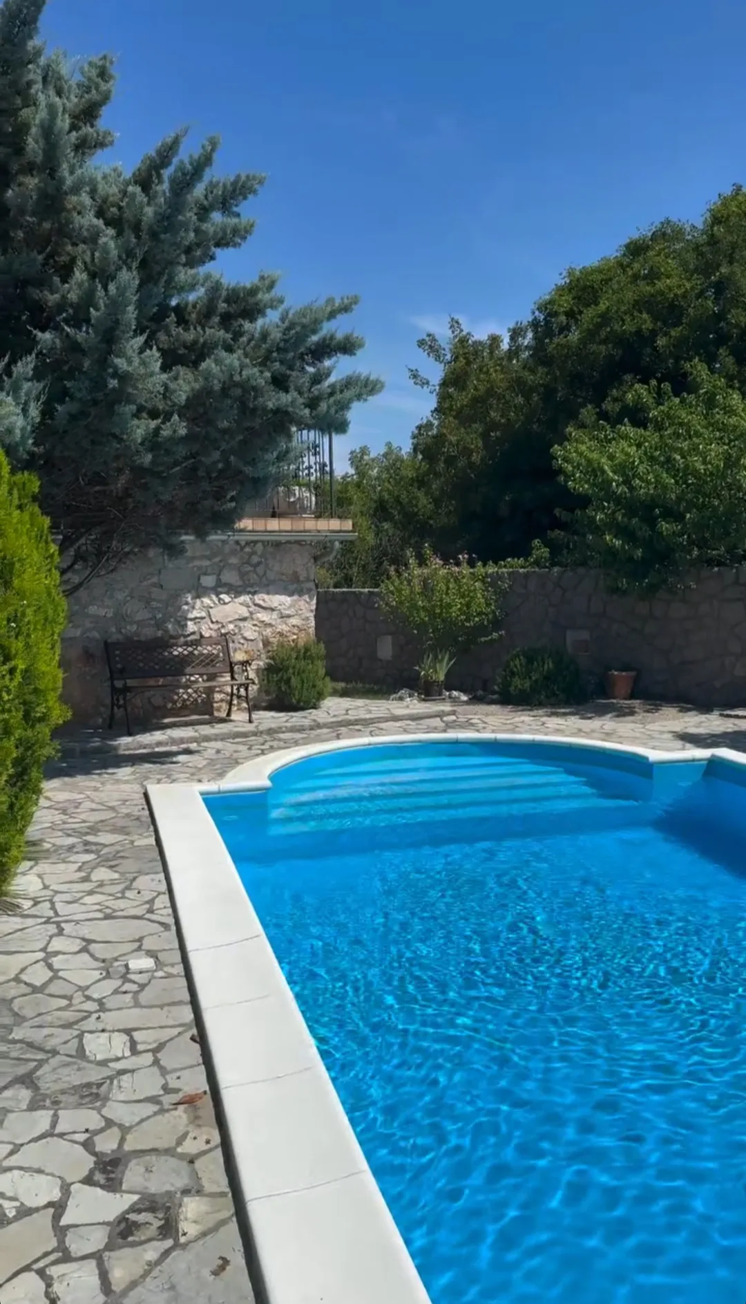 Profesionalno čišćenje bazena – uklanjanje nečistoća iz bazenske vode