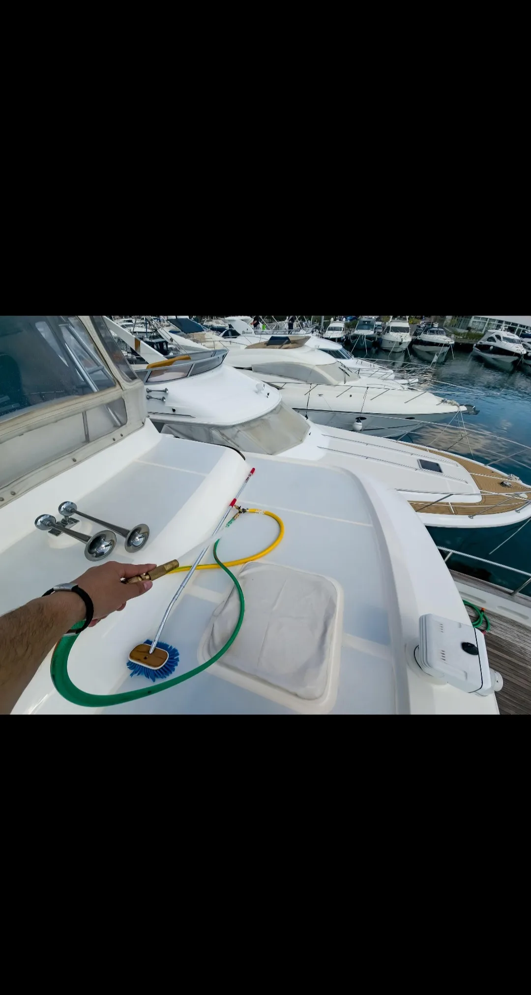 Profesionalno čišćenje plovila u marini – trup i paluba