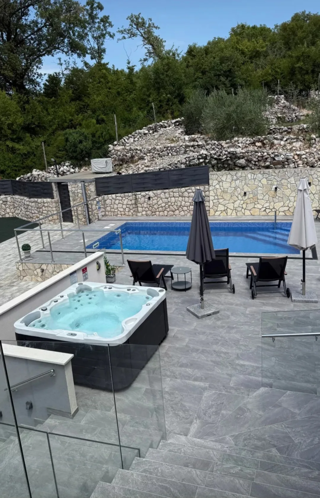 Profesionalno održavanje jacuzzija – čišćenje unutrašnjosti i rubova