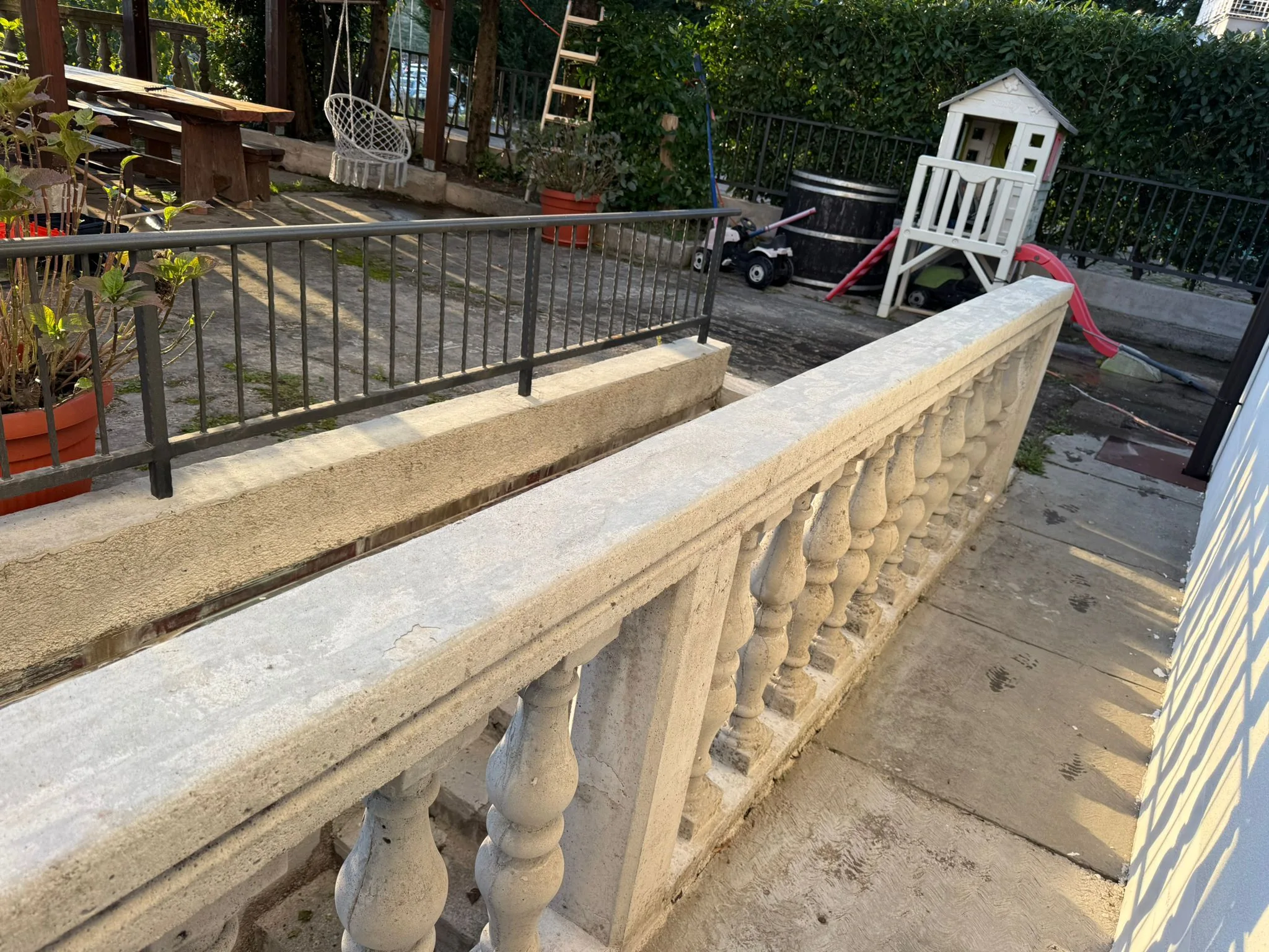 Pranje ograde visokotlačnim čišćenjem u dvorištu